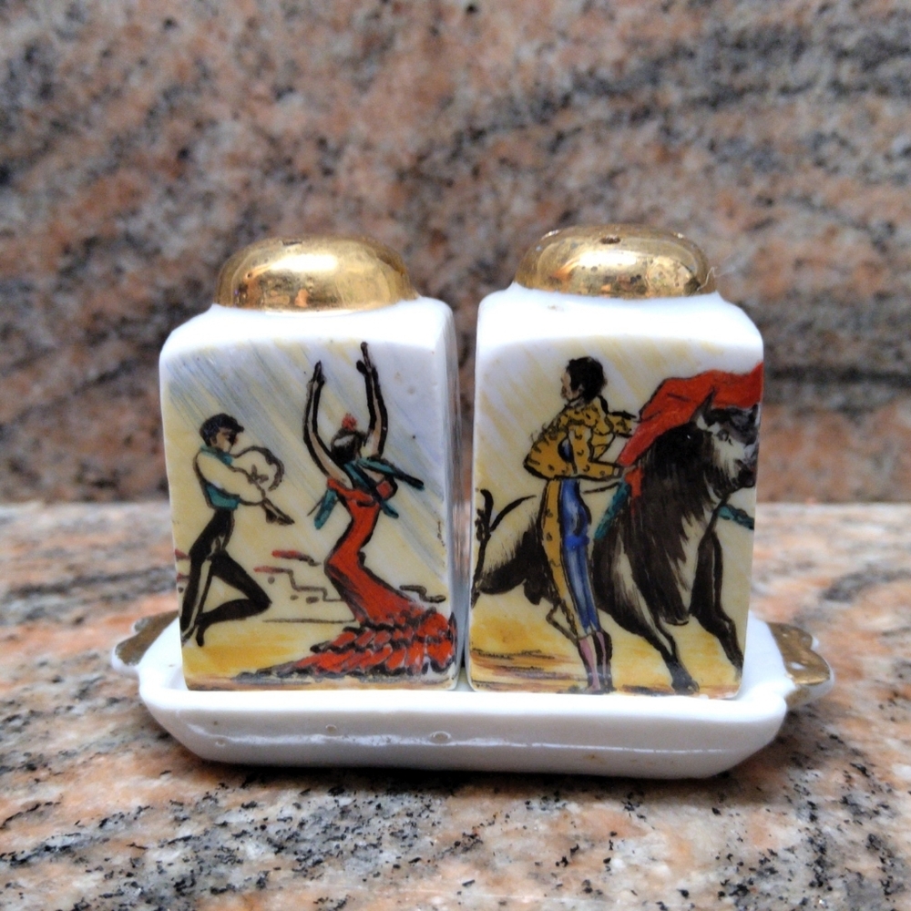 Salt and Pepper Shakers of Granada / Sal y Pimienta de Granada